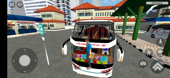 Sopir mulai masuk ke dalam bus