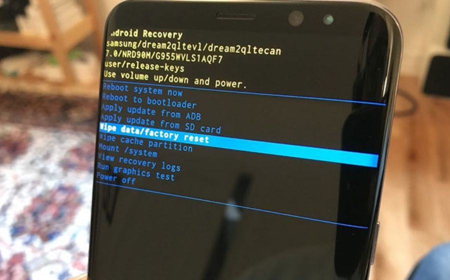Membuka HP yang Terkunci dengan Reset Data